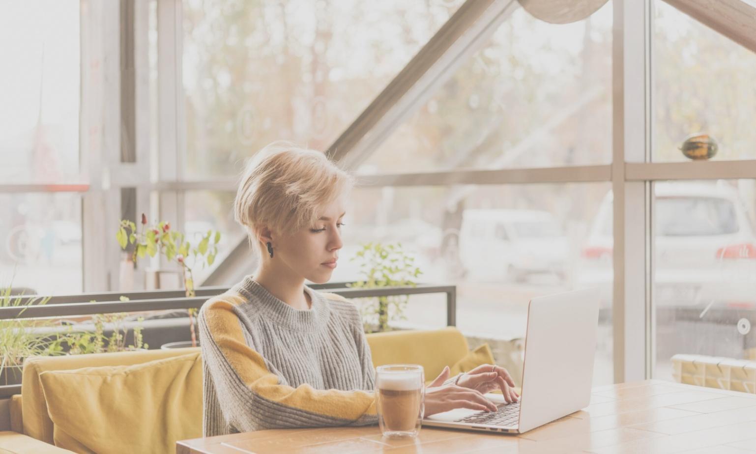 Bureau de conseil financier confortable pour échanges personnalisés